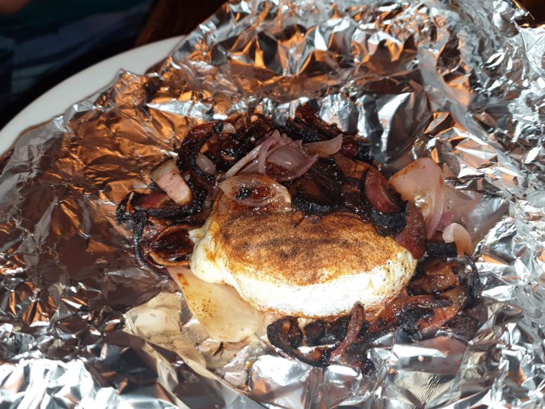 Camembert mit Zwiebeln und Bacon in Prag
