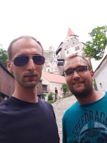 Matthias und Philipp an der Burg Pernštejn, Tschechien