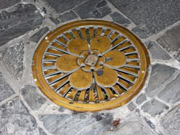 Goldene Gullideckel in Portofino