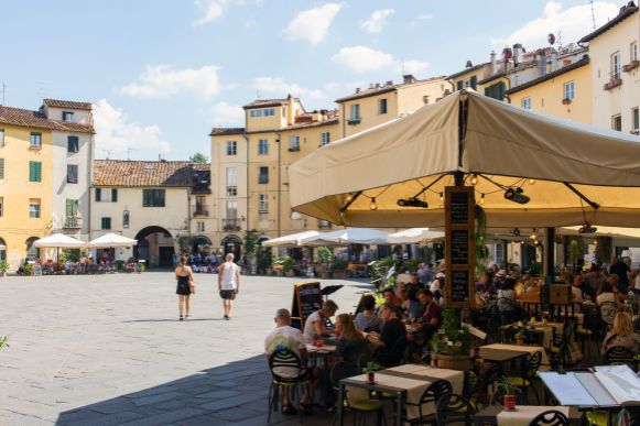 Restaurants auf dem Piazza dell Anfiteatro, Lucca, Italien