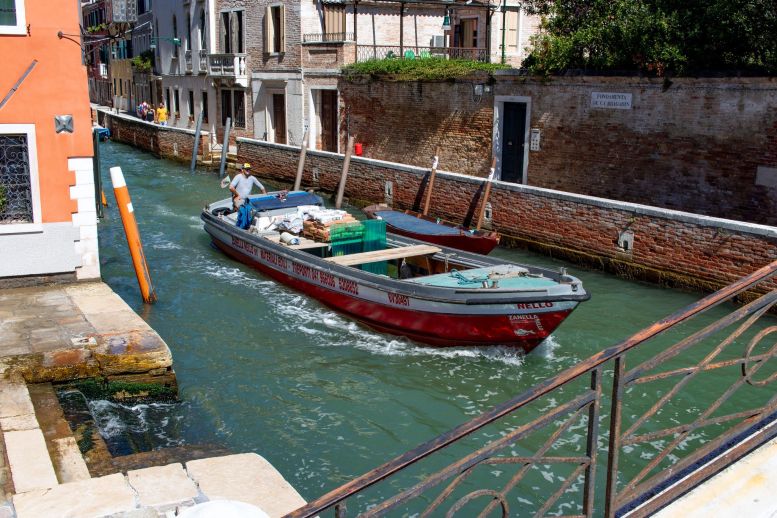 Bauboot in Venedig