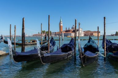 Gondeln vor San Giorgio in Venedig