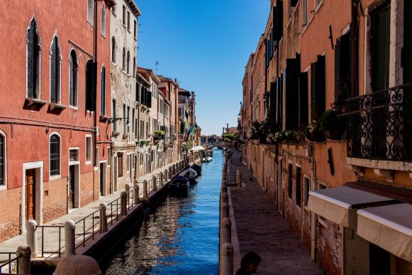 Kleiner Kanal mit Patina in Venedig