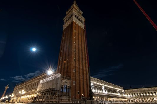Markusturm in Venedig bei Nacht