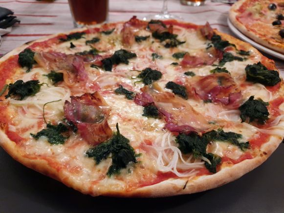 Pizza in der Pizzeria Tisene, Tisens, Italien