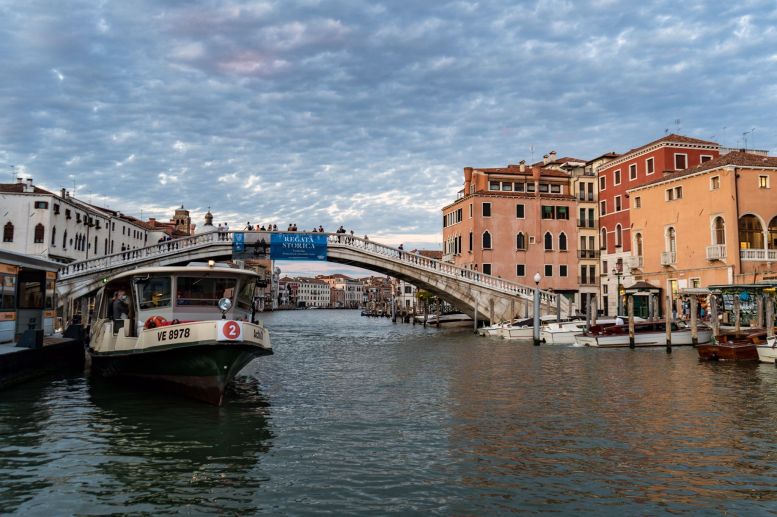 Vaporetto der Linie 2 auf dem Canal Grande in Venedig, Venedig