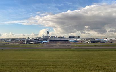 Amsterdam Schiphol Airport von der Startbahn aus gesehen