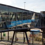 KLM Flugzeug als Reflektion im Glas einer Passagierbrücke am Flughafen Amsterdam Schiphol