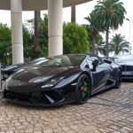 Lamborghini und weitere Luxusautos am Hotel Martinez, Cannes