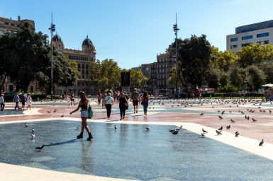 Plaça de Catalunya mit vielen Tauben, Barcelona