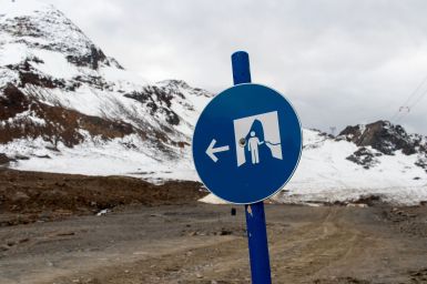 Schild für begehbaren Gletscher im Kaunertal, Österreich