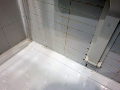 Schimmel in der Dusche im Holiday Inn in Genua, Italien