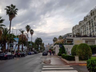 Strandpromenade in Cannes bei schlechtem Wetter