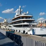 Viva George Town Yacht im Hafen von Barcelona