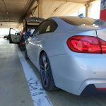 BMW 4er in der Schlange für die Autofähre im Hafen von Barcelona