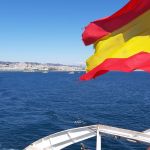 Spanische Flagge auf Autofähre die von Barcelona abgelegt ist