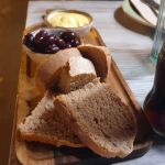Brot mit Oliven und Aioli im C