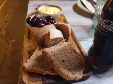 Brot mit Oliven und Aioli im C'an Ribes, Port de Soller
