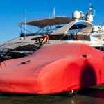 Ferrari unter Abdeckplane im Yachthafen auf Mallorca