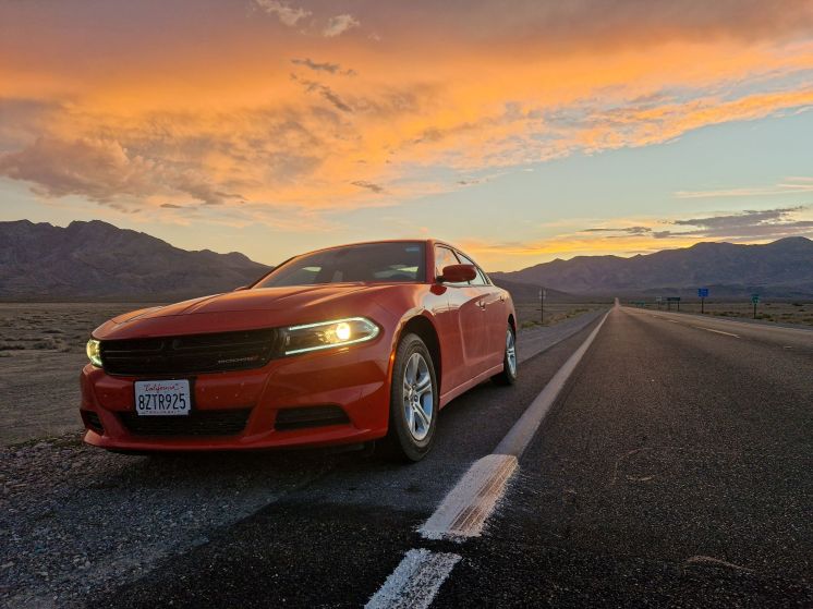 Dodge Charger an der Grenze zu Nevada in Kalifornien