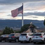 Große amerikanische Flagge am Broken Spur Steakhouse, Torrey, Utah