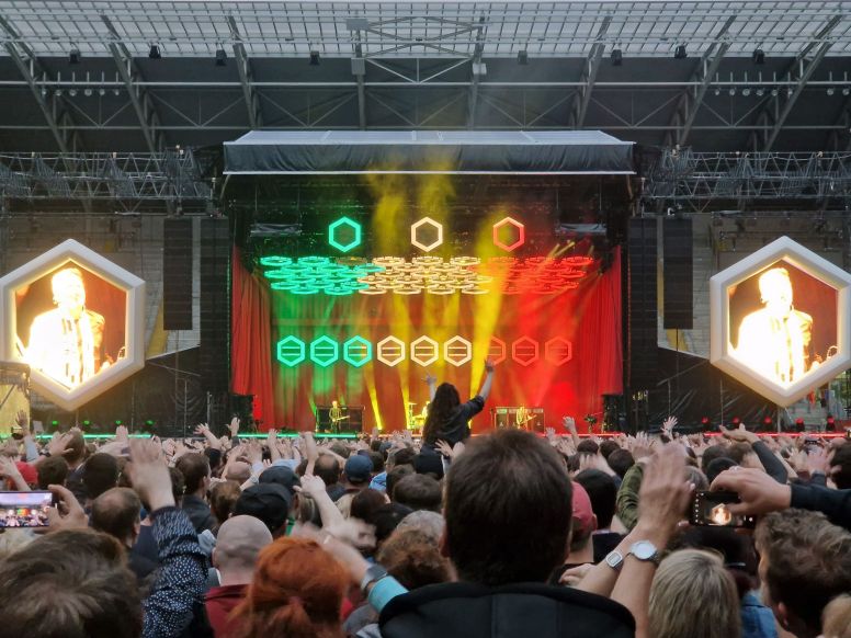 Jamaicanische Farben bei der Bühnenshow der Ärzte in Dresden 2022