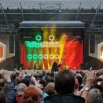 Jamaicanische Farben bei der Bühnenshow der Ärzte in Dresden 2022