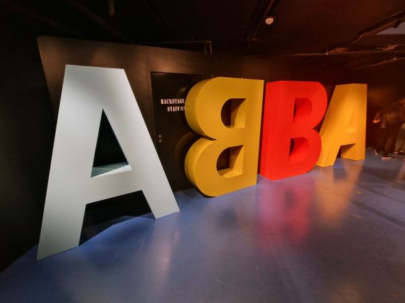 ABBA Buchstaben im Eingangsbereich vom Museum, Stockholm