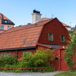 Traditionelles rotes Holzhaus in Stockholm, Schweden