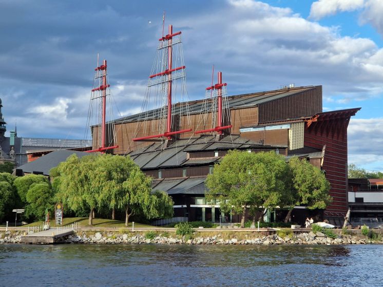 Vasa Museum Stockholm vom Wasser aus gesehen