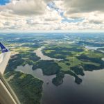 Schärenlandschaft nahe Stockholm in Schweden vom Flugzeug aus gesehen