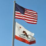 Amerikanische und kalifornische Flagge am Silver Strand State Beach Header