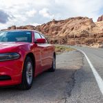 Dodge Charger an der Kurve vor der Hite Crossing Bridge in Utah
