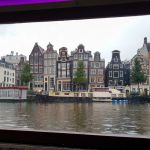 Tanzende Häuse in Amsterdam vom Boot aus gesehen