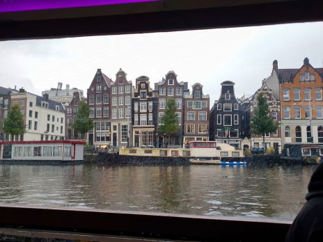 Tanzende Häuse in Amsterdam vom Boot aus gesehen
