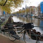 Fahrrad vor Gracht in Amsterdam